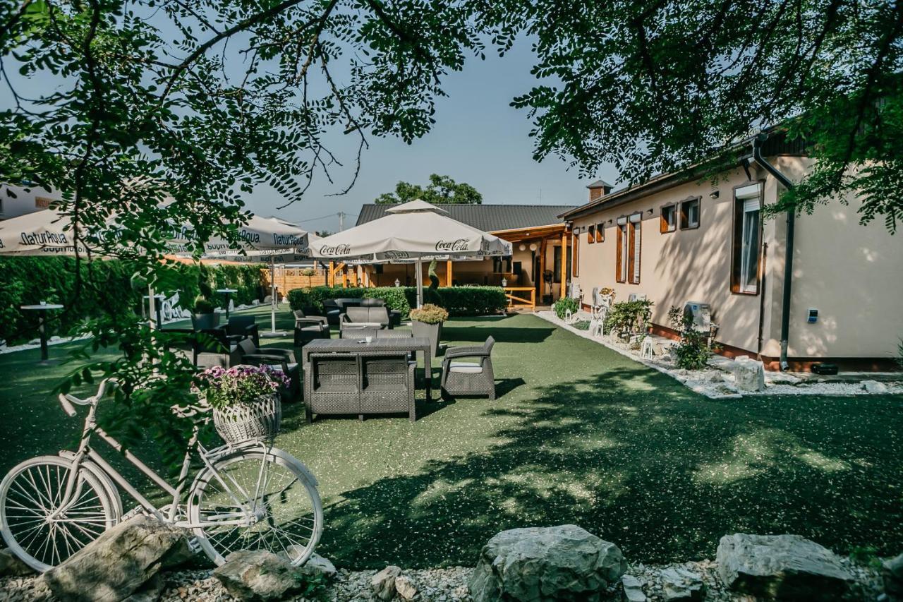 Sztár Motel Étterem Balassagyarmat Esterno foto
